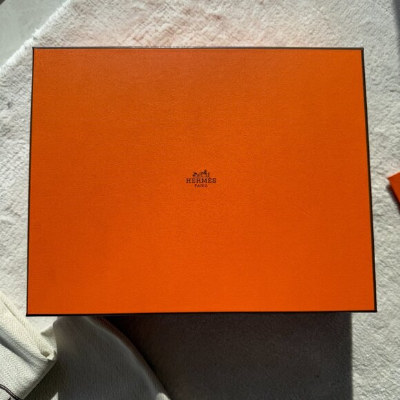 Hermes box and dust bags for shoes - Picture 2 of 3